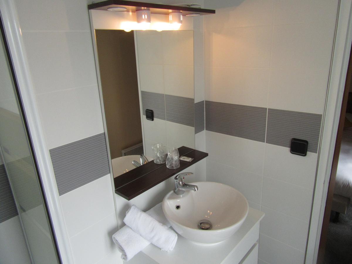 Contact De France Hotel 2*